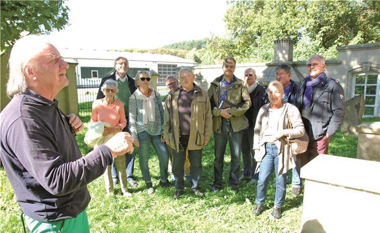 Die Gruppe des Denkmalvereins Sinzig mit Vulkanparkführer Peter Krebs (l.) am Weiberner Tuffsteinfenster.  Denkmalverein
