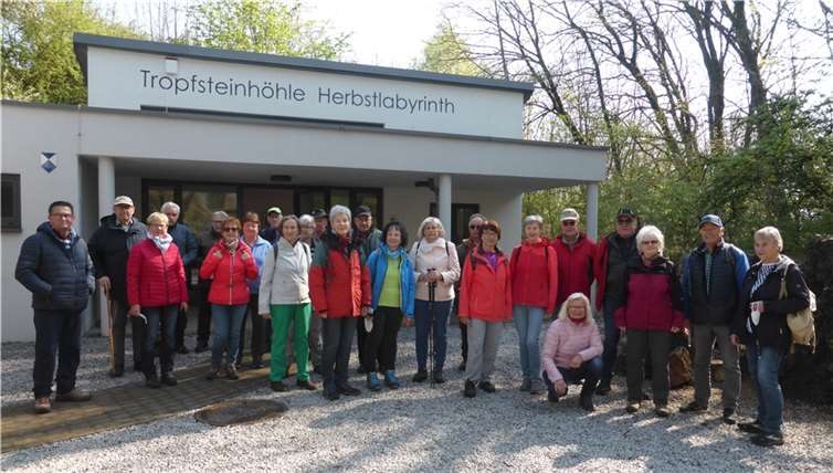 Die Gruppe des Eifelverein Mayen vor der Tropfsteinhöhle Breitscheid.  Foto: Norgart Gudat