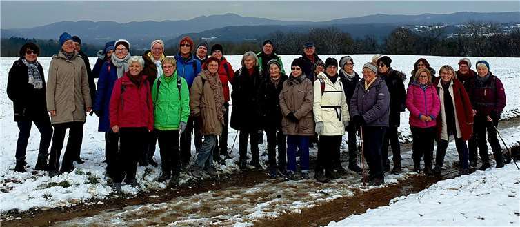 Die Gruppe des Eifelverein Sinzig mit Blick auf das Siebengebirge.  Foto: privat