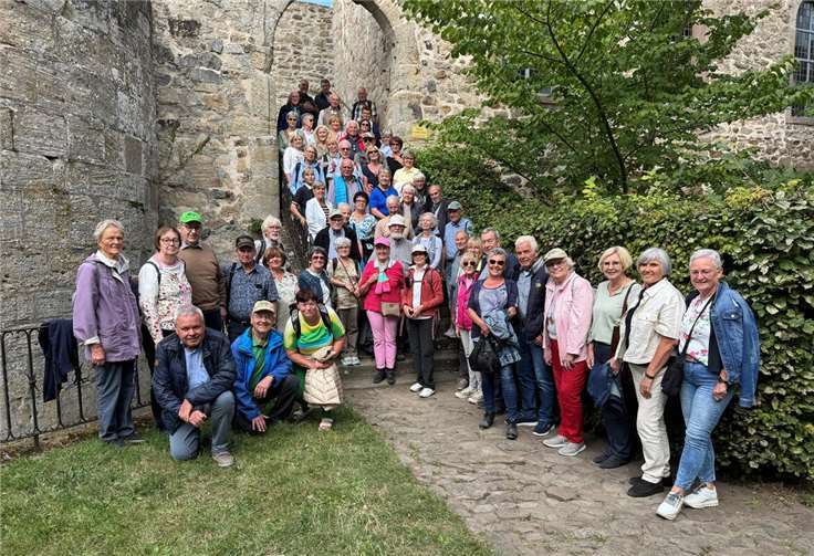 Die Gruppe des Eifelvereins Mayen vor der imposanten Burg Herzberg.  Foto: privat