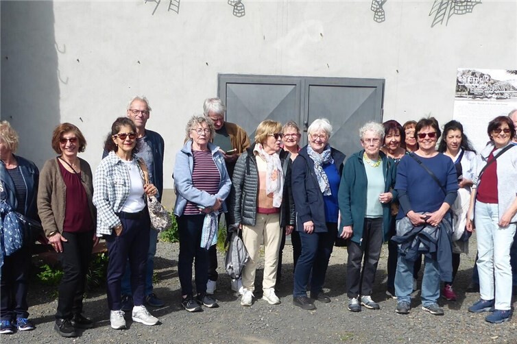 Die Gruppe des Eifelvereins vor dem Erpeler Tunnel