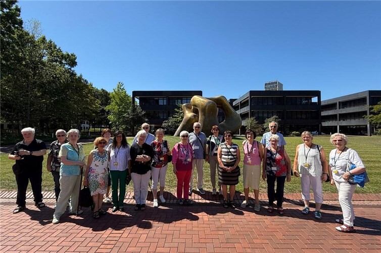 Die Gruppe des Eifelvereins vor der Skulptur „Two Large Forms“ von Henry Moore am ehemaligen Bundeskanzleramt