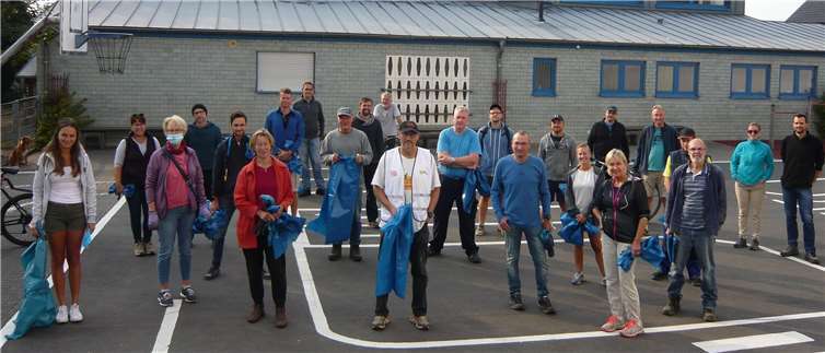Die Gruppe des Ortsgemeinderates, des DRK OV Niederwerth sowie auch die vielen fleißigen Bürger/-innen der Insel trafen sich vor Beginn der Sammlung auf dem Schulhof, um den Sammlungsablauf zu koordinieren.Foto: privat