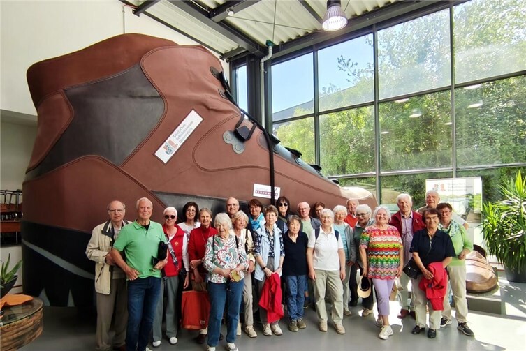 Die Gruppe des Rheinbreitbacher Obst- und Gartenbauvereins vor dem größten Schuh der Welt im Schuhmuseum Hauenstein.