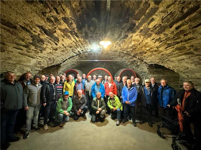 Die Gruppe erhielt eine kurze Führung durch den Weinkeller der Winzergenossenschaft Mayschoß-Altenahr. Quelle: Feuerwehr VG Unkel