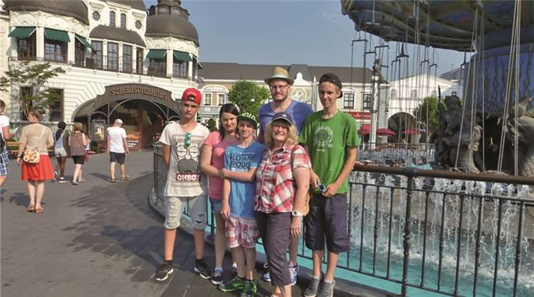 Die Gruppe erkundete aufgeregt das Phantasialand mit all seinen vielfältigen Möglichkeiten.privat