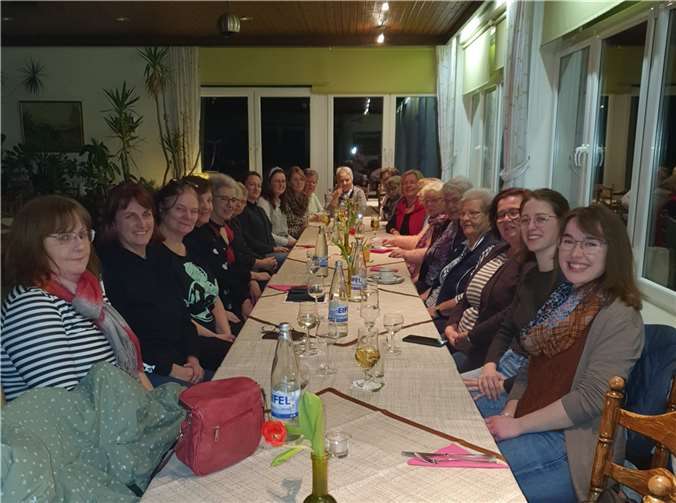 Die Gruppe freute sich auf das traditionelle Heringsessen.  Foto: privat