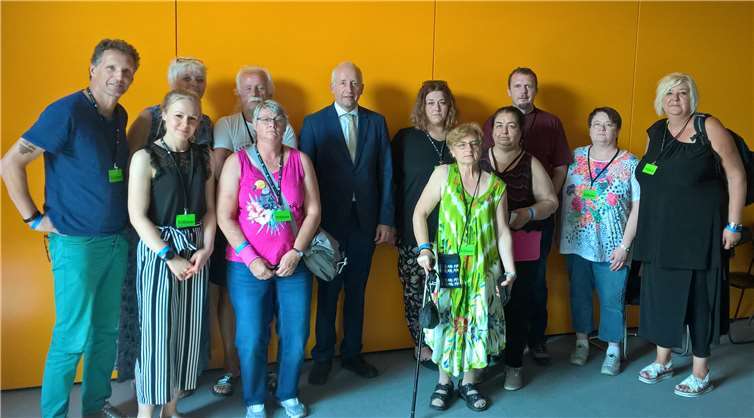 Die Gruppe gemeinsam mit dem MdB Dr. Wieland Schinnenburg, der mit seinem Fraktionskollegen der FDP MdB Dr. Martin Neumann für eine Diskussionsrunde zur Verfügung stand.Foto: privat