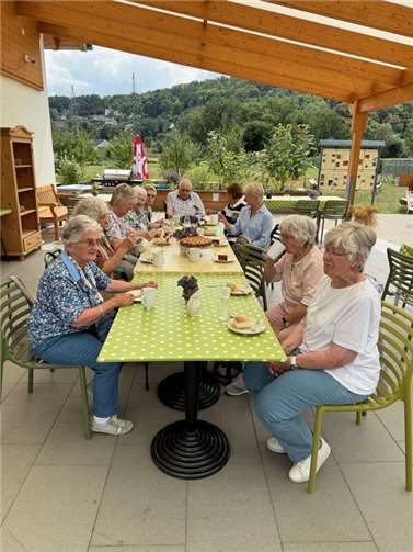 Die Gruppe genoss das sommerliche Ambiente und die Gemeinschaft. Foto: Adriana Pfefferkorn
