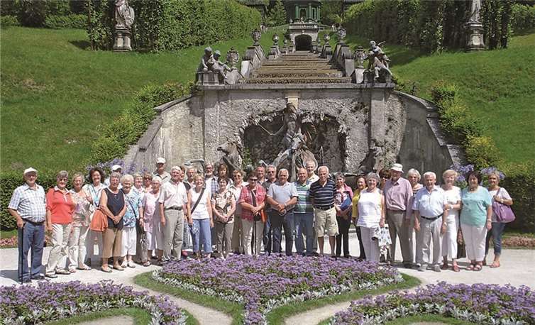 Die Gruppe genoss fünf Tage bei herrlichem Sonnenschein in Garmisch-Partenkirchen und Umgebung; hier beim Besuch des Schlossgartens von „Schloss Linderhof“.privat