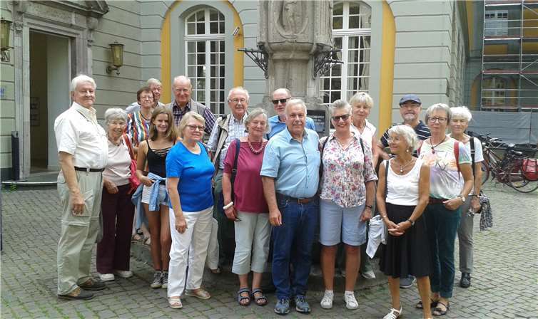 Die Gruppe im Hof der Universität.privat