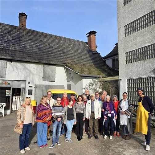 Die Gruppe im Innenhof der Kornbrennerei Hoffer Alter, darunter die Landtagsabgeordnete Tülay Durdu (5. von links in der ersten Reihe) und Brennereiinhalber Ralf Müllenbach (1. von rechts). Foto: privat