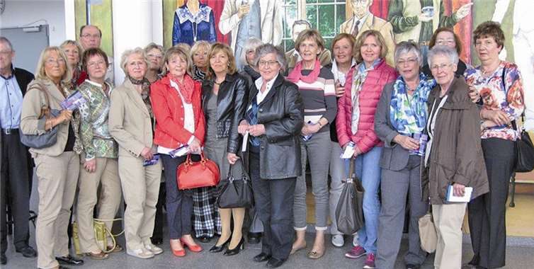 Die Gruppe im Warteraum vor einem Wandgemälde mit Schauspielern bekannter Fernsehproduktionen. privat