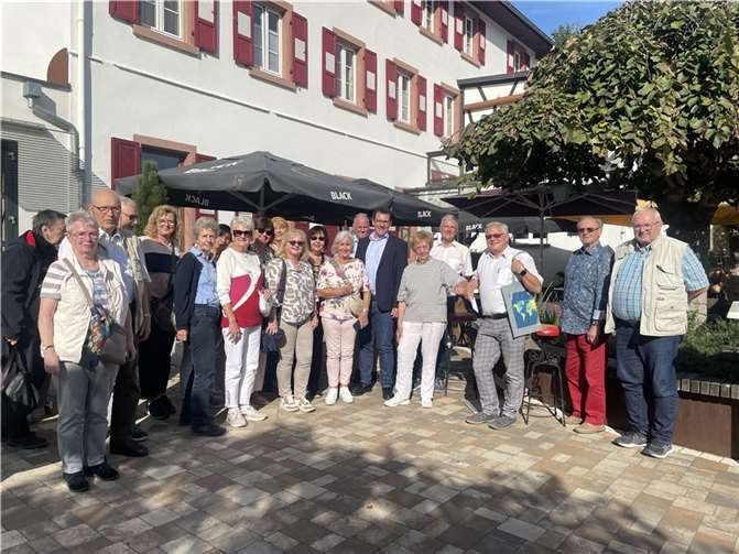 Die Gruppe im elsässischen Niedersteinbach - hier im Restaurant „Au Cheval Blanc“ kehrte Kohl seit Jugendzeiten und bis zu seinem Lebensende gerne ein, insgesamt etwa 60 Jahre lang.