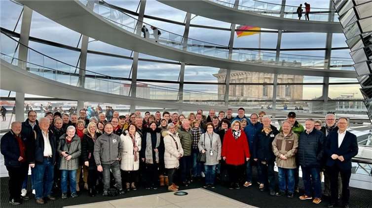 Die Gruppe in der Kuppel des Reichtages.  Foto: Annette Wicklein
