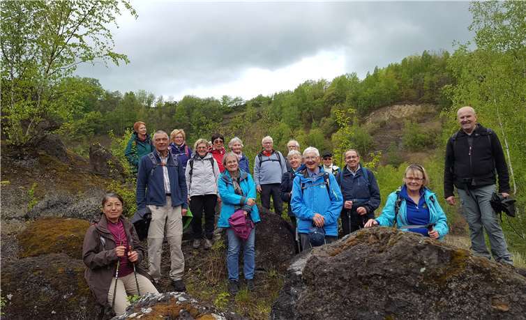 Die Gruppe ist an der Lavagrube angekommen.