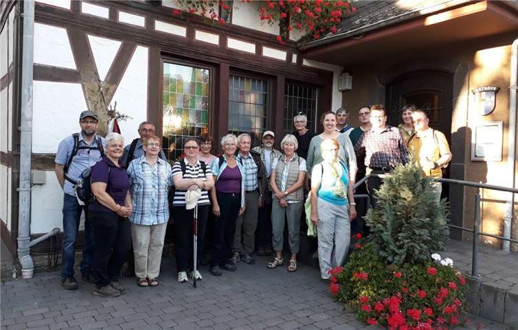 Die Gruppe kam am Ende gemeinsam am Rheinbrohler Rathaus an. Elisabeth Bußmann