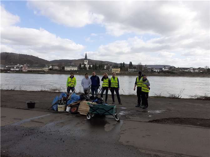 Die Gruppe – leider ohne die Familie und zwei bereits früher anders verplante Mitstreiter – mit den sichtbaren Ergebnissen ihrer Sammelaktion. Foto: Stefani Jürries