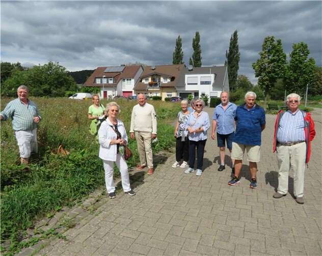 Die Gruppe lernte viel über Wildkräuter und Wildfrüchte. Foto: Rolf Niemeyer