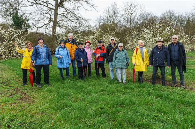 Die Gruppe ließ sich die Laune vom regnerischen Wetter nicht vermiesen und erklomm einen Hain.  Foto: privat