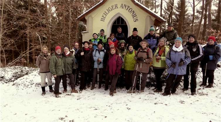 Die Gruppe macht halt vor der Antoniuskapelle.Privat