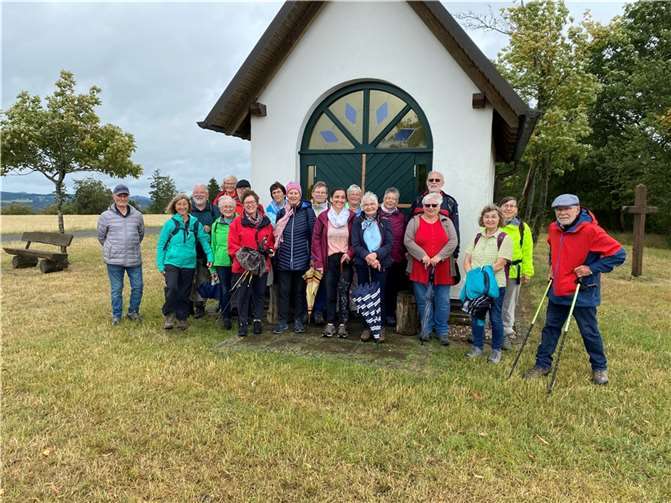 Die Gruppe machte einen Stopp vor der Kottenborner Kapelle. Foto: Landfrauen