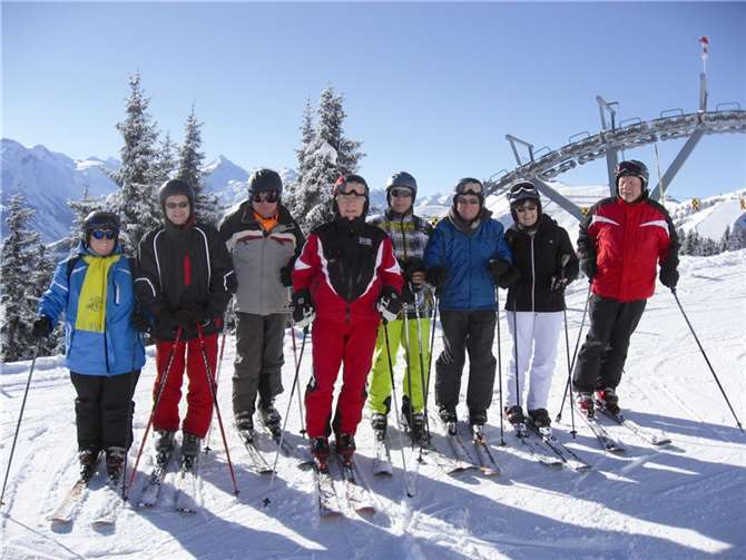 Die Gruppe mit Ski-Lehrer in Zell am See, Österreich. privat