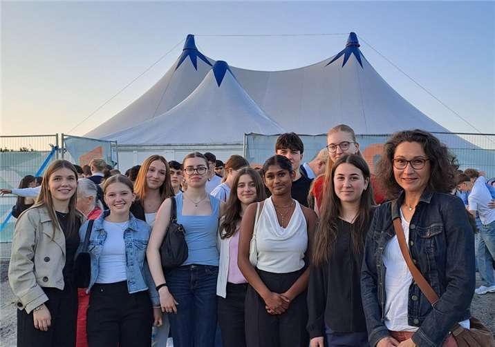 Die Gruppe mit Stammkursleiterin Judith Kurz-Bieligk vor dem Theaterzelt.  Foto: privat