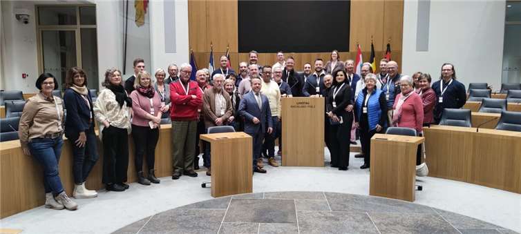 Die Gruppe mit Stephan Wefelscheid im Plenarsaal. Foto: Dennis Ekermann