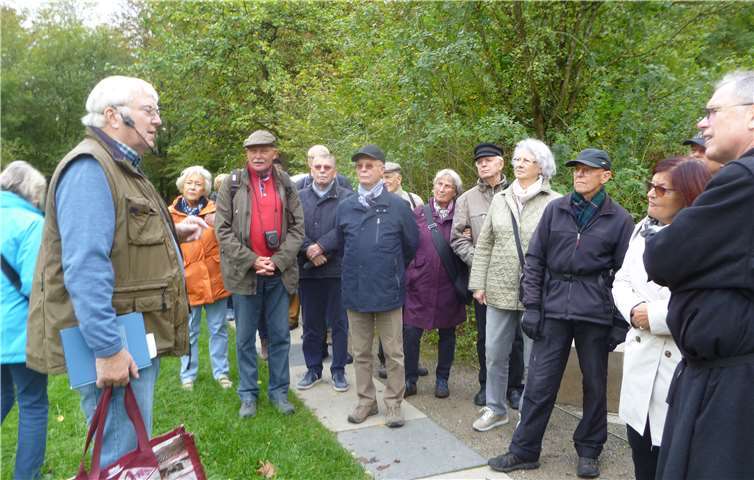 Die Gruppe mit Stieglitz bei seinen Erklärungen im Neandertal.Foto: privat