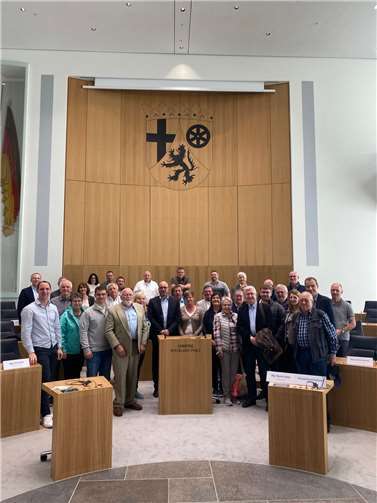 Die Gruppe mit dem Landtagsabgeordneten Peter Moskopp, Bildmitte, im neuen Plenarsaal in Mainz.  Foto: Abgeordnetenbüro Peter Moskopp, MdL