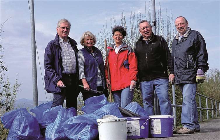Die Gruppe mit dem gesammelten Müllberg. 