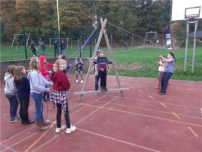 Die Gruppe musste nur mithilfe der Taue die Insassin heil zum Ziel bringen.