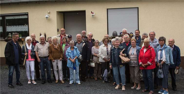 Die Gruppe nach Eintreffen in Alpenrod bei der Töpferei Fürst. privat