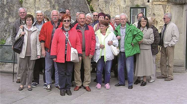 Die Gruppe nach der „Bummelzugfahrt“ in Valkenburg vor dem Eingang der Grotte.privat
