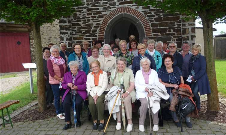 Die Gruppe nach der Maiandacht vor der Kapelle auf dem Kergeshof. privat