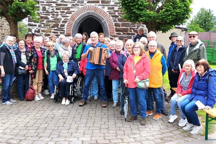 Die Gruppe nach der Maiandacht vor der Kergeshofkapelle