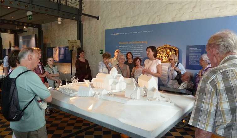 Die Gruppe nahm an einer interessanten Führung durch die Hildegard-Ausstellung im Museum Bingen teil. St. Martins-Nachbarschaft