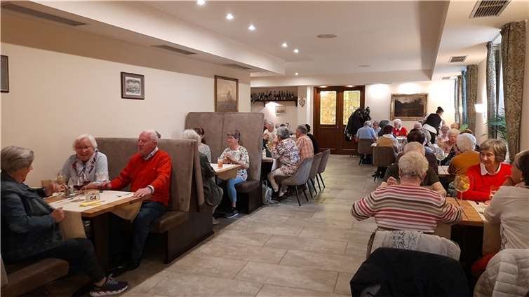 Die Gruppe nahm in einem Hotelrestaurant am Markt in Ahrweiler ein leckeres Mittagessen ein.  Foto: Ulrike Märtens
