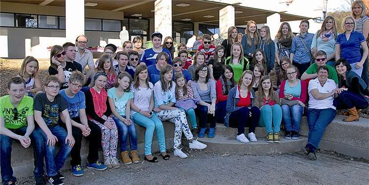 Die Gruppe polnischer und deutscher Schüler mit den betreuenden Lehrern beim Abschiedsgrillfest auf dem Schulhof.privat