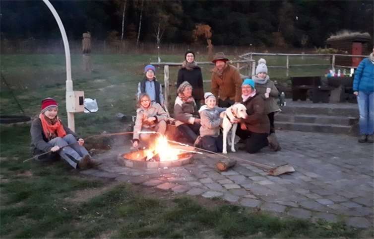 Die Gruppe saß in gemütlicher Runde, rund um ein Lagerfeuer, zusammen. privat