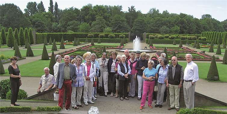 Die Gruppe stellt sich im Terrassengarten von Kloster Kamp zum Erinnerungsfoto. privat
