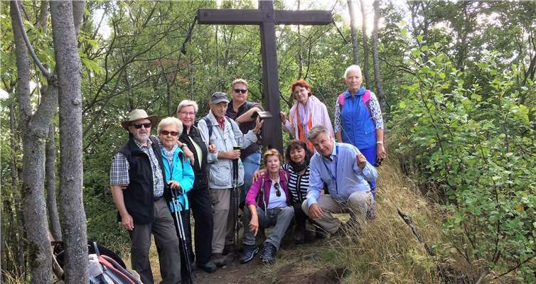 Die Gruppe trug sich ins Gipfelbuch am Gipfelkreuz ein. Foto: Günter Hussong
