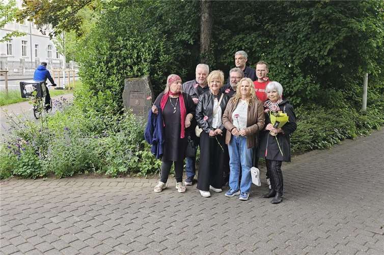 Die Gruppe um Sebastian Hebeisen vom DGB und SPD-Ortsvereinsvorsitzenden Peter Staudt kam zu einer „Aktiven Mittagspause“ auf dem Jean-Elsner-Platz zusammen. Foto: Jörg Vöge