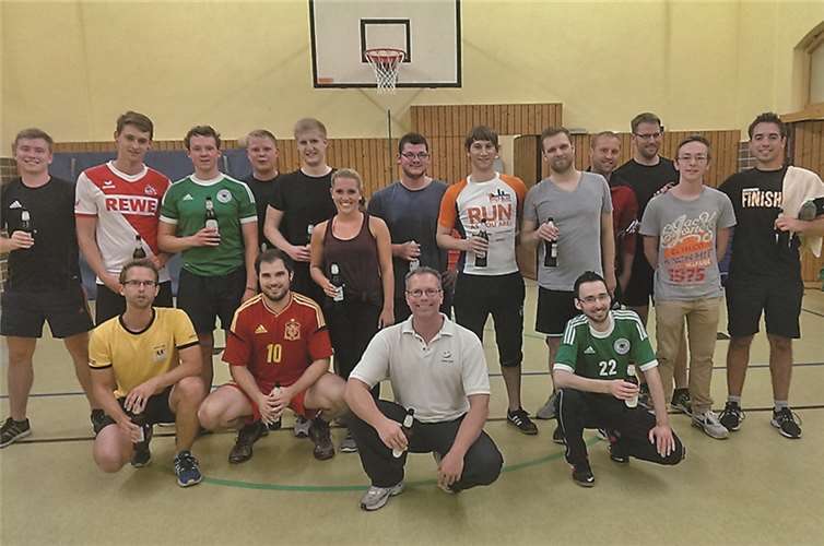 Die Gruppe umfasst 17 Tänzer, darunter das neue Tanzmariechen Nadja Klein sowie das noch amtierende Dreigestirn um Prinz Tobi I.privat