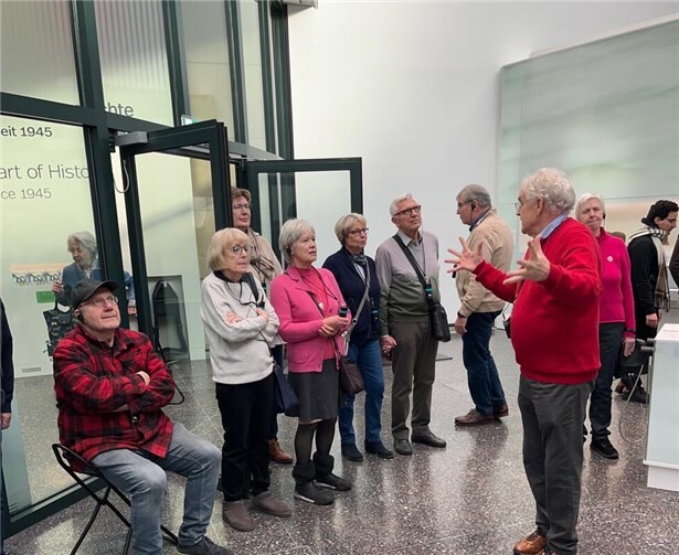 Die Gruppe verfolgt mit großem Interesse die Erläuterungen. Foto: privat