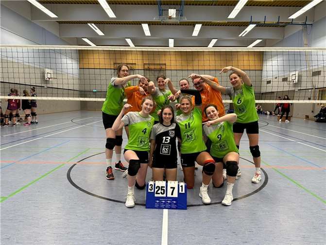 Die Gruppe versammelt sich um das Geburtstagskind.  Foto: privat