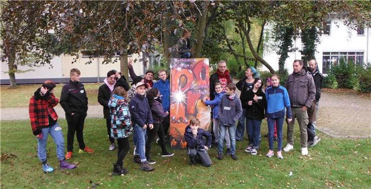 Die Gruppe von 15 Teilnehmern verwandelte unter professioneller Anleitung von zwei Bonner Graffiti-Künstlern das Außengelände in der „sozialen Straße“ in Altenburg wieder in ein Freiluft-Atelier.Fotos: privat