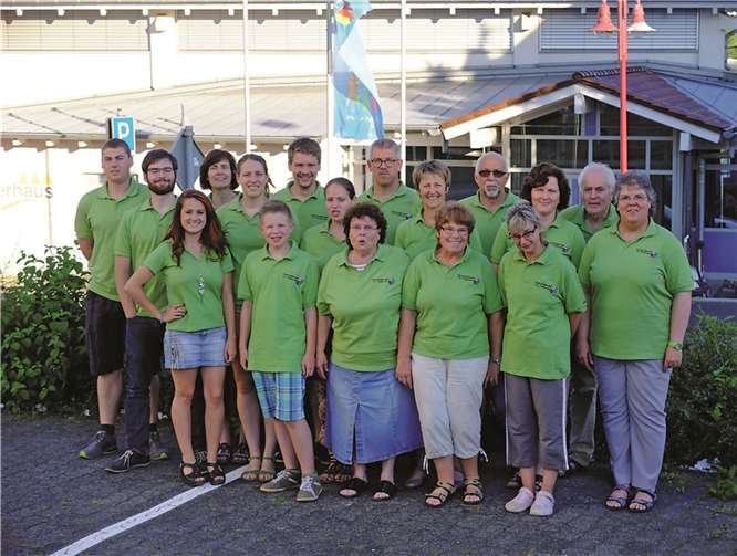 Die Gruppe von „Eine himmlische Beförderung“. Hinten: Christopher Ehrenberg, Petra Wagner (Souffleuse ), Franz Wagner, Walter Wagner (Regie ), Josef Stümper, Alfons Hardt. Mitte: Paul Weber, Stephanie Wagner, Eileen Büsch, Mechthilde Ewenz, Beate Kurtenbach (Souffleuse), Silke Over. Vorne: Isabelle Heßler, Moritz Büsch, Gisela Büsch, Cilli Stümper, Sabine Becker. privat
