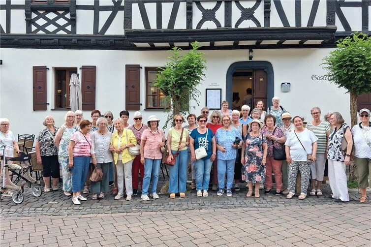 Die Gruppe vor dem Burgcafé in Grenzau